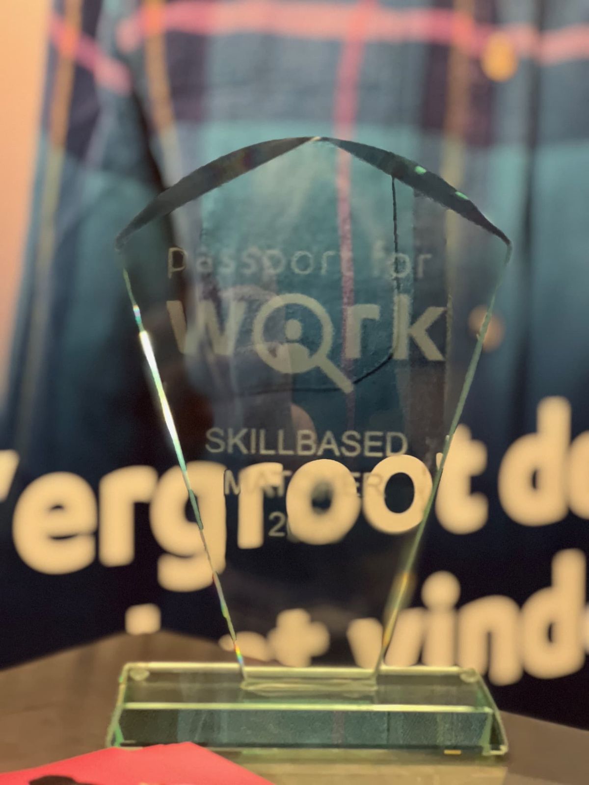 De glazen Skills-based Matcher-award van Passport for Work